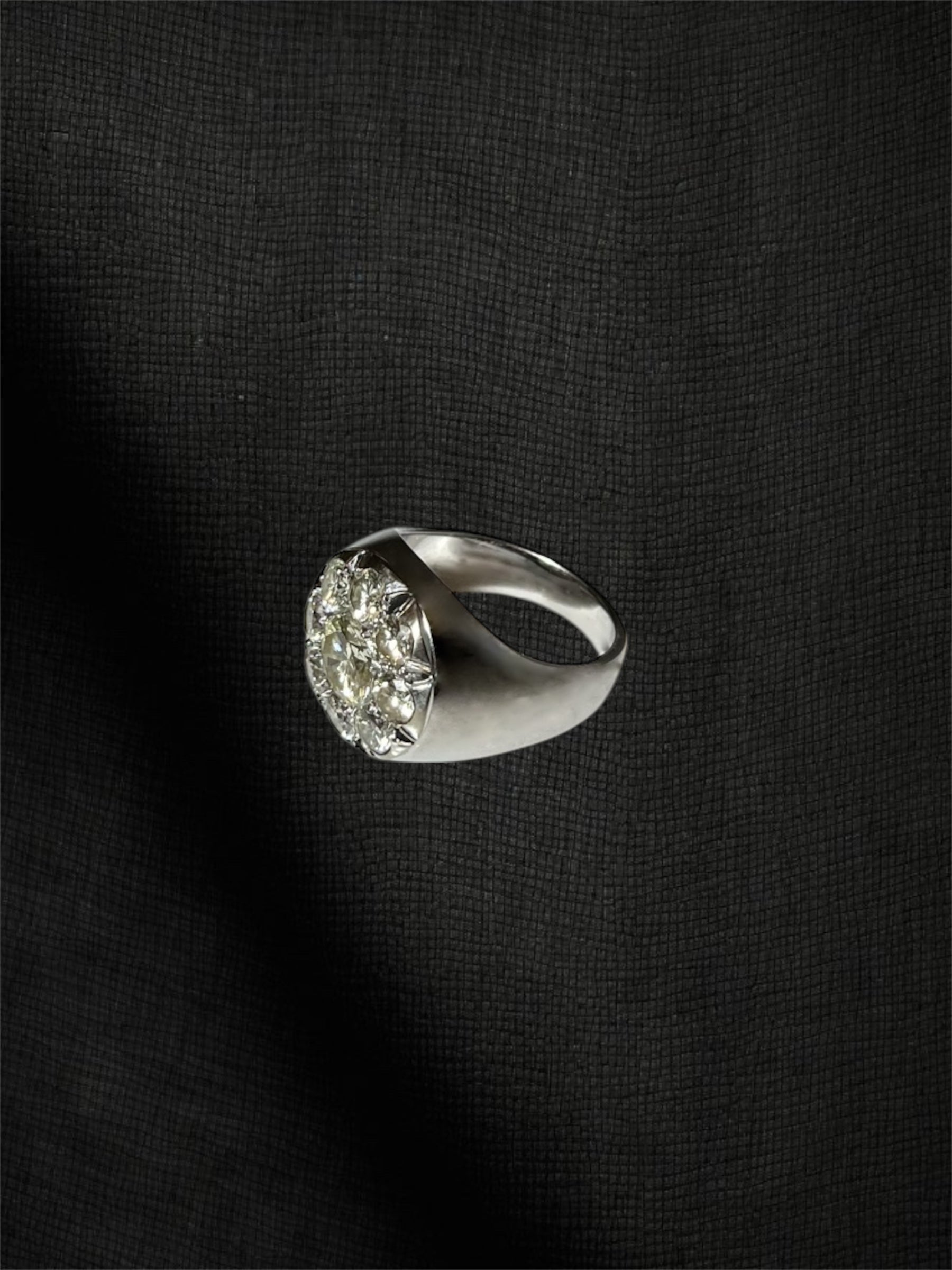 Anello a pavè di diamanti “Il Signore della Luce”