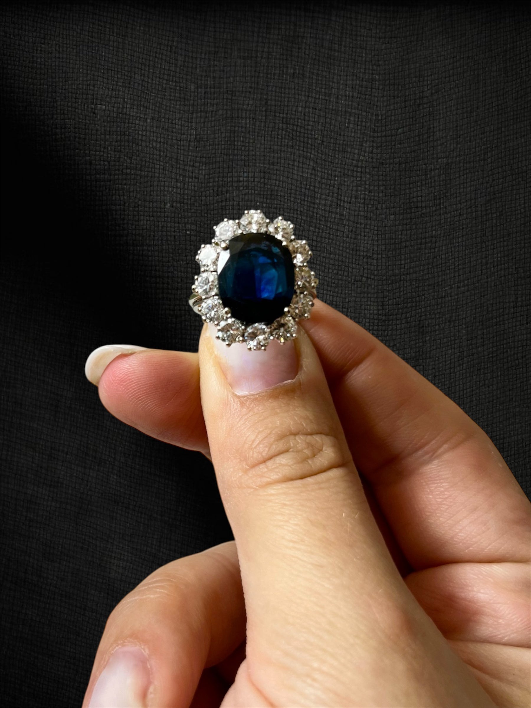 Anello con zaffiro “Cuore dell’Oceano”