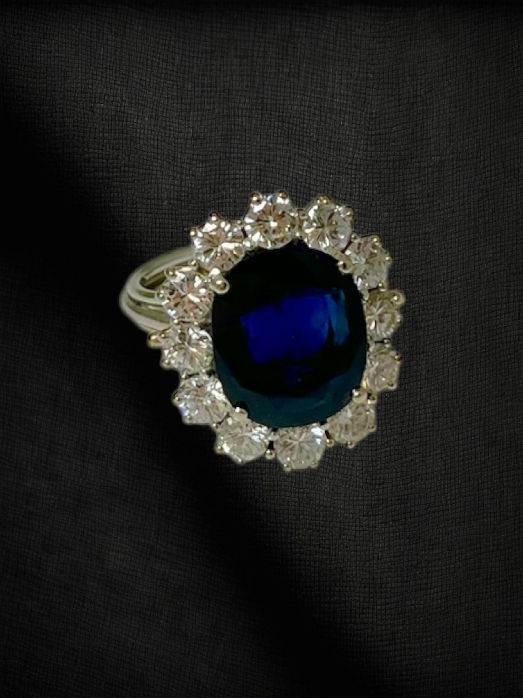 Anello con zaffiro “Cuore dell’Oceano”